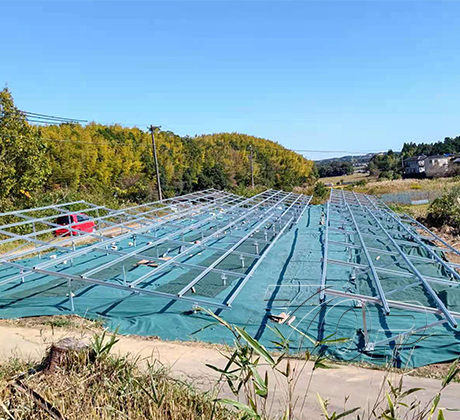 Zonnebeugel montagesysteem met anti-grasmat