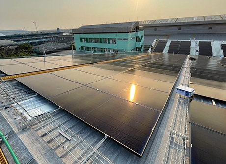 670 kW zonnestelselinstallatie op metalen dak in Thailand